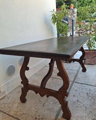 Tavolo in legno stile antico con gambe sagomate e 