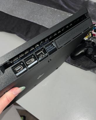 Playstation 4 con due joystick