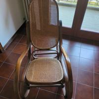 Sedia a dondolo con paglia di Vienna