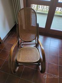 Sedia a dondolo con paglia di Vienna