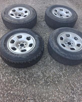 Cerchi e gomme Nissan Navara