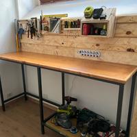 Banco da lavoro in ferro con piano in legno