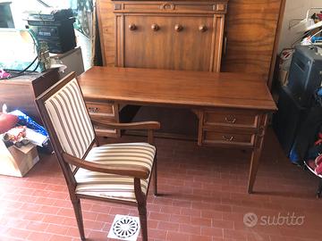 Scrivania con attaccapanni e sedia