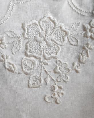 Lenzuolo matrimoniale con federe  ricamati 