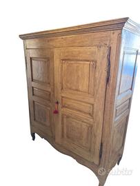 Armadio in legno rustico d’epoca