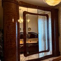 Armadio con ampio specchio