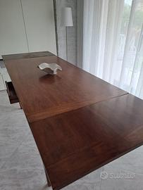 Tavolo da pranzo in legno di noce