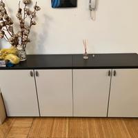 Mobile basso con ante