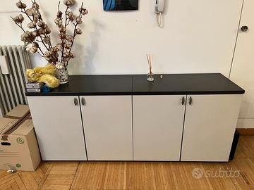 Mobile basso con ante