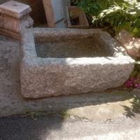 Vasca antica in granito scolpita