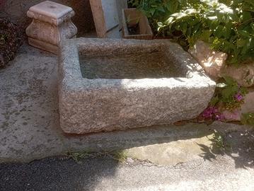 Vasca antica in granito scolpita