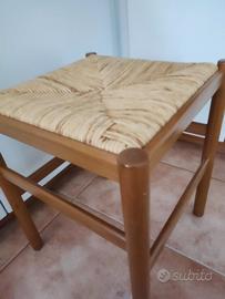 Sgabello in legno massello con seduta impagliata