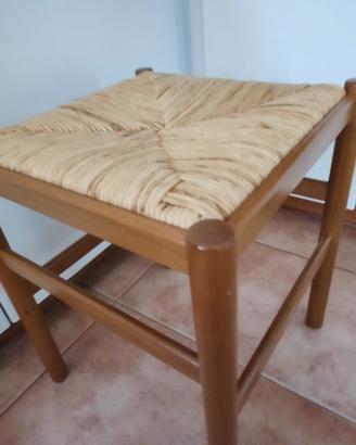 Sgabello in legno massello con seduta impagliata