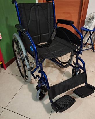 Sedia a rotelle con seduta di 44 cm