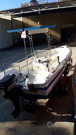 Barca a motore