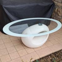 Tavolino bianco ovale