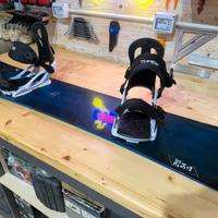 Tavola snowboard con attacchi