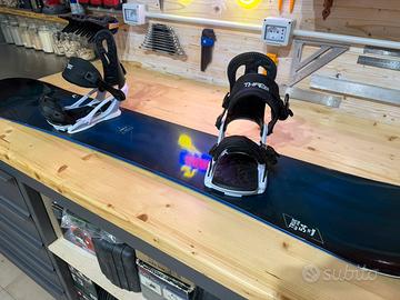 Tavola snowboard con attacchi