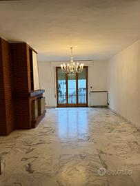 Casa bifamiliare con ampio giardino a Fivizzano