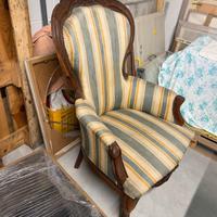 Poltrona antica in legno e tessuto