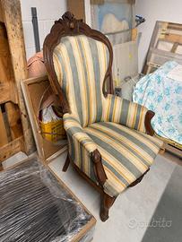 Poltrona antica in legno e tessuto