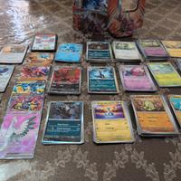 180 carte Pokemon più contenitore in metallo 