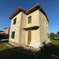 Casa indipendente da ristrutturare con ampi spa...