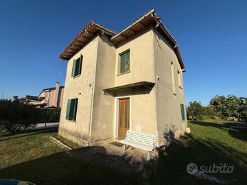 Casa indipendente da ristrutturare con ampi spa...