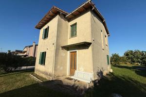 Casa indipendente da ristrutturare con ampi spa...