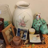 Vasi in vetro e ceramica.