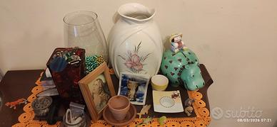 Vasi in vetro e ceramica.