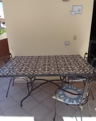 Tavolo da esterno in ferro con piano decorato in c