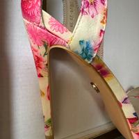 Scarpa con tacchi