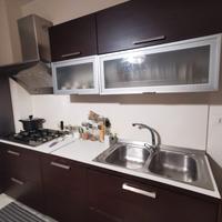 Cucina con tavolo e sedie
