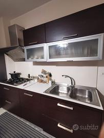 Cucina con tavolo e sedie