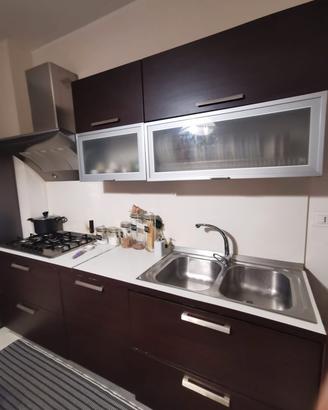 Cucina con tavolo e sedie