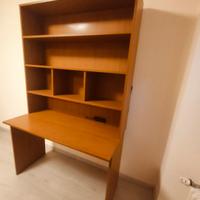 Scrivania con libreria 
