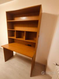 Scrivania con libreria 