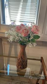 Composizione floreale/rose finti con vaso
