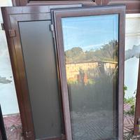 Porte finestre e finestra in alluminio marrone