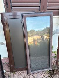 Porte finestre e finestra in alluminio marrone