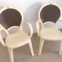 Quattro sedie in plastica con braccioli