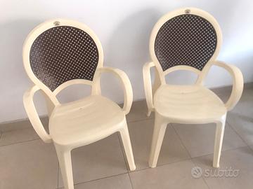 Quattro sedie in plastica con braccioli
