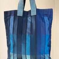 Borsa blu in seta al 100% con manico in camoscio