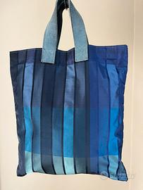Borsa blu in seta al 100% con manico in camoscio