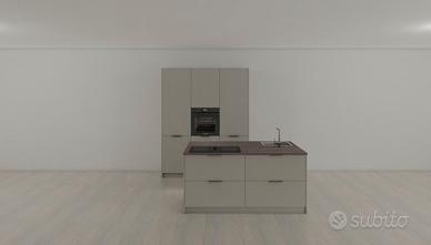 Cucina beige sabbia con isola e colonne