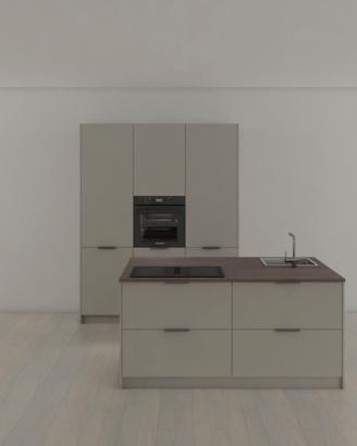 Cucina beige sabbia con isola e colonne