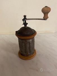 Macinino per caffè. Antico