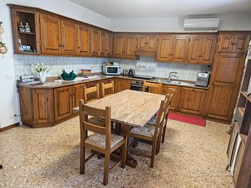 Cucina completa con tavolo e sedie abbinate