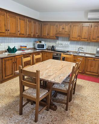 Cucina completa con tavolo e sedie abbinate